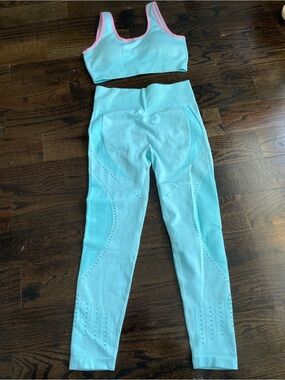 Aqua Blue Seamless Legging & Sports Bra Set with Pink Trim - Size Large